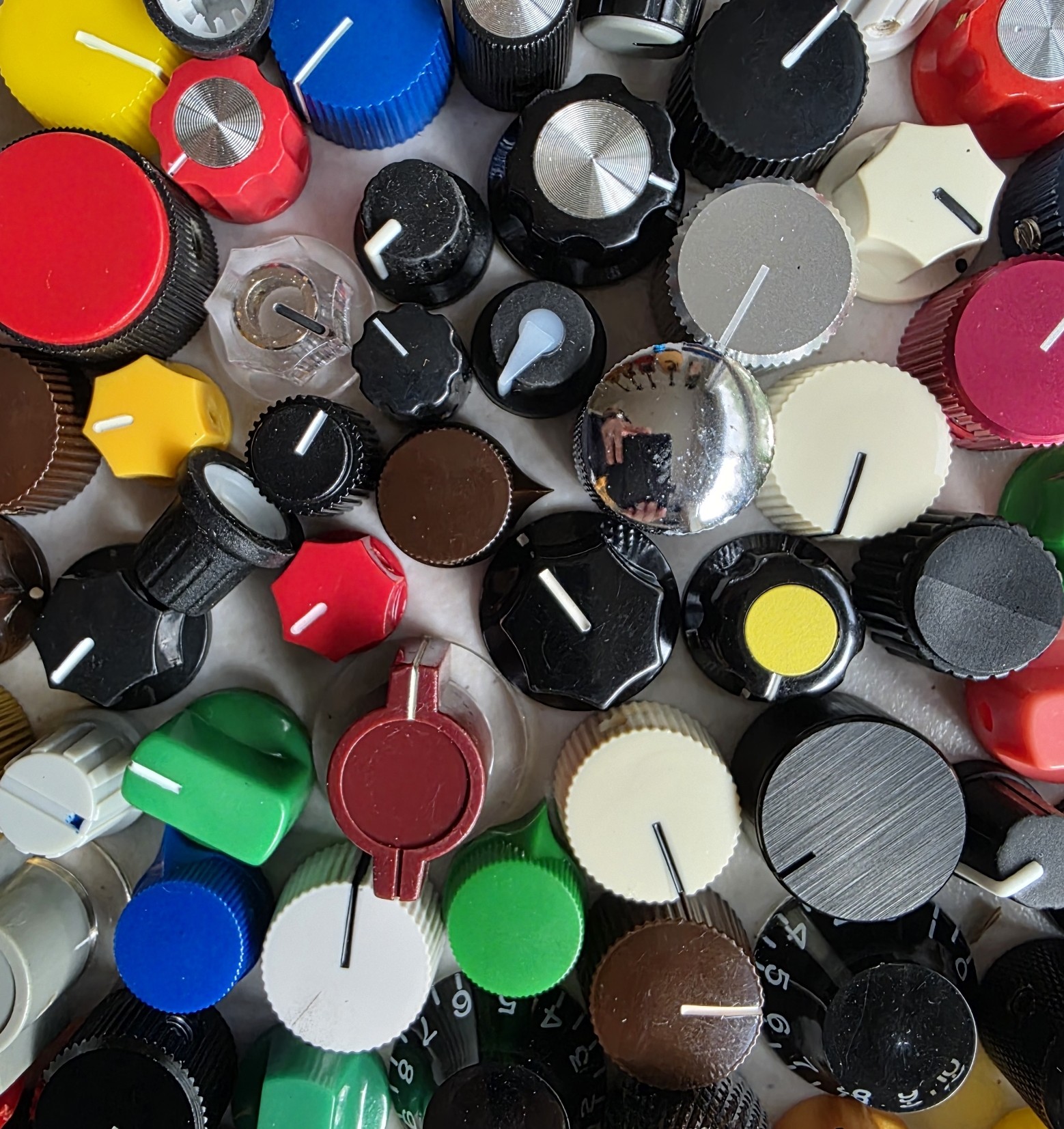 (82x)Variety of bulk random knobs/ex-test units, etc