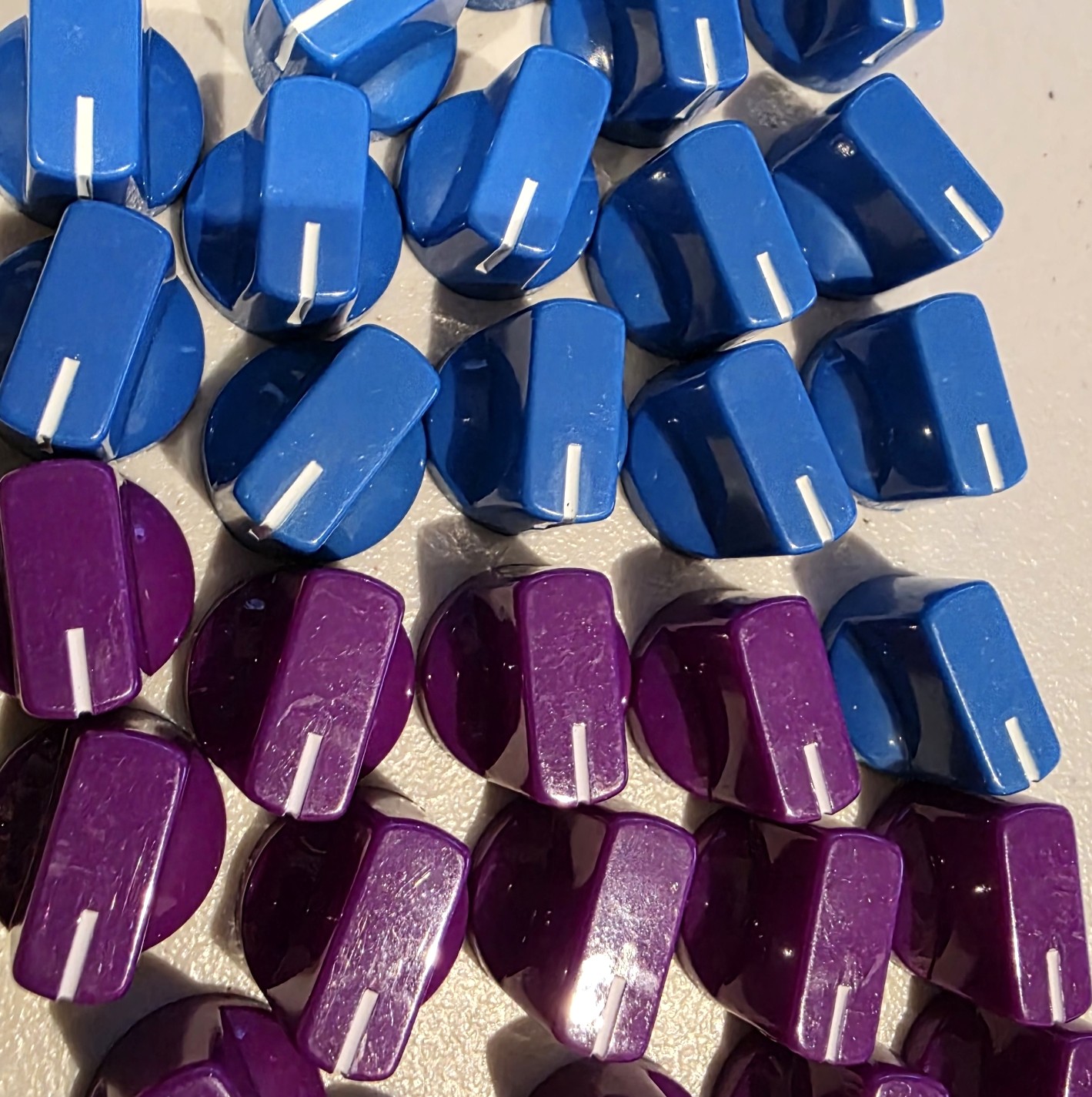 (32x) PUSH ON - Davies 1510 Style Knob - Purple & Blue